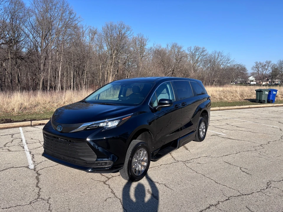 2024 Toyota Sienna 4th Gen - Image 11 of 21
