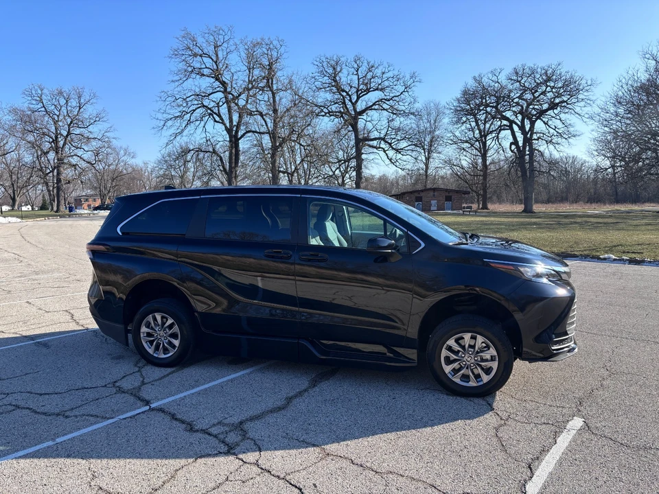 2024 Toyota Sienna 4th Gen - Image 8 of 21