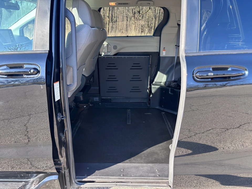 2024 Toyota Sienna 4th Gen - Image 15 of 21