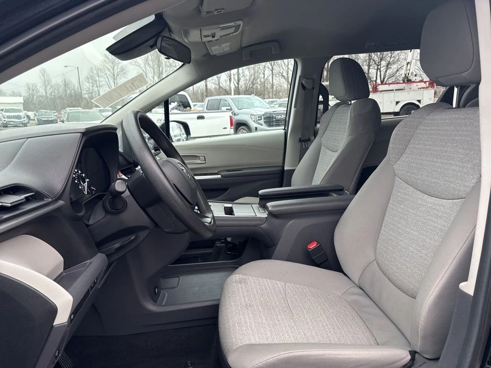 2024 Toyota Sienna 4th Gen - Image 11 of 12