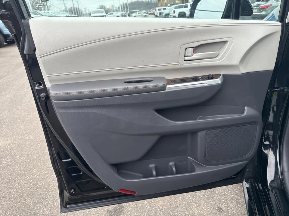 2024 Toyota Sienna 4th Gen - Image 9 of 12