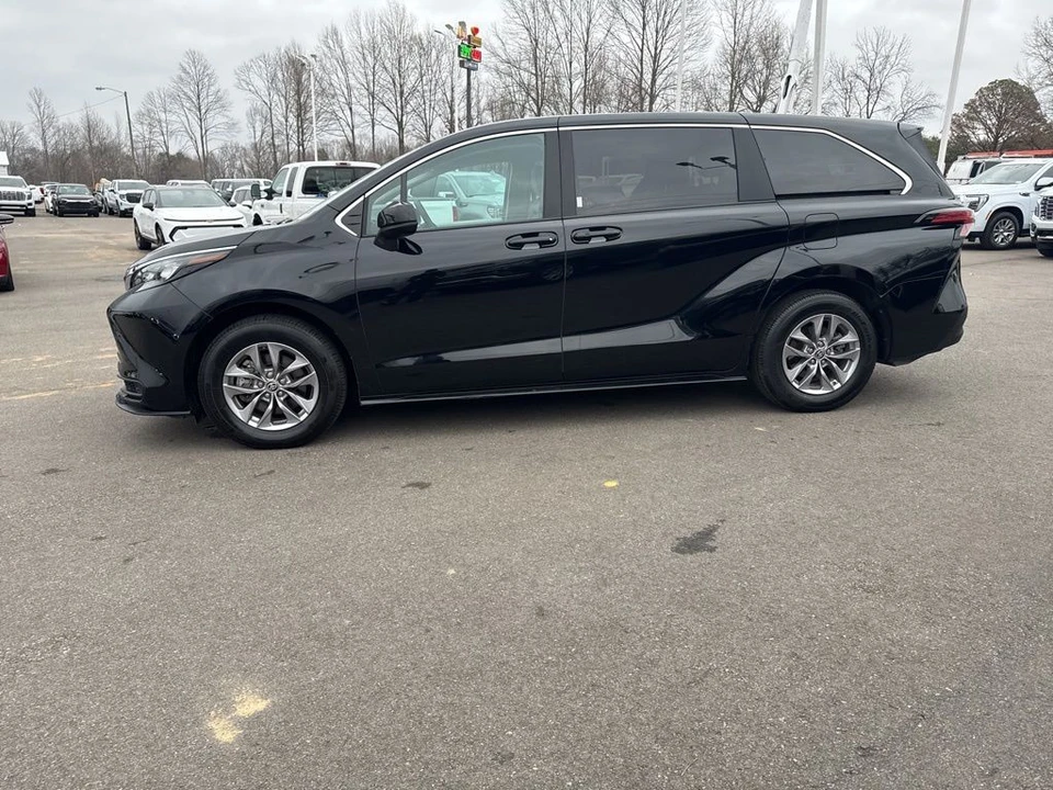 2024 Toyota Sienna 4th Gen - Image 2 of 12