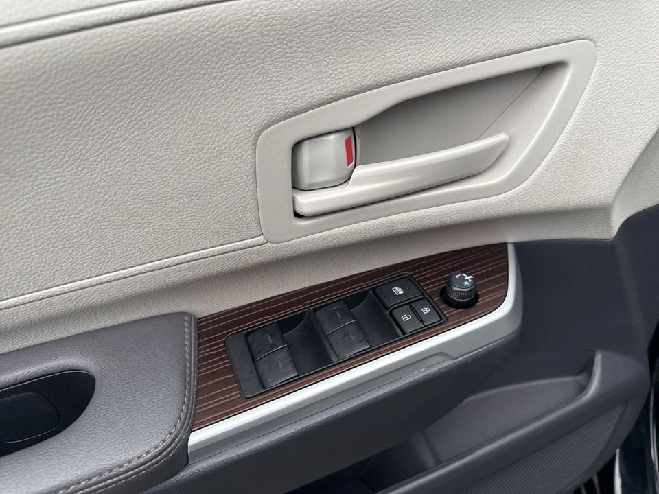 2024 Toyota Sienna 4th Gen - Image 10 of 12