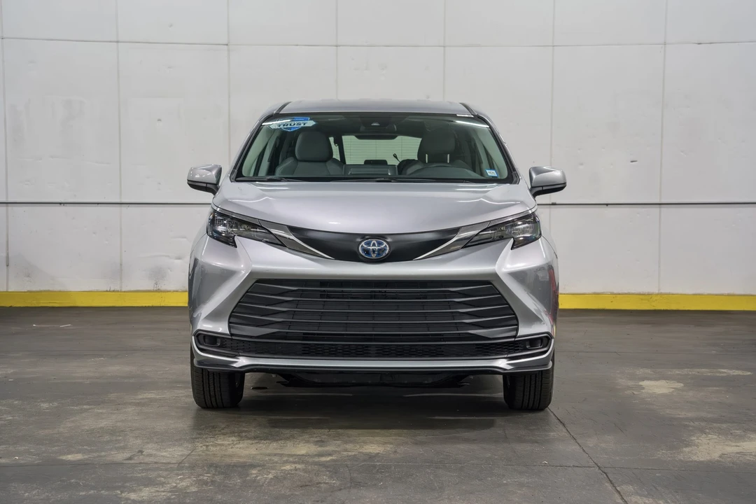 2024 Toyota Sienna 4th Gen - Image 12 of 31