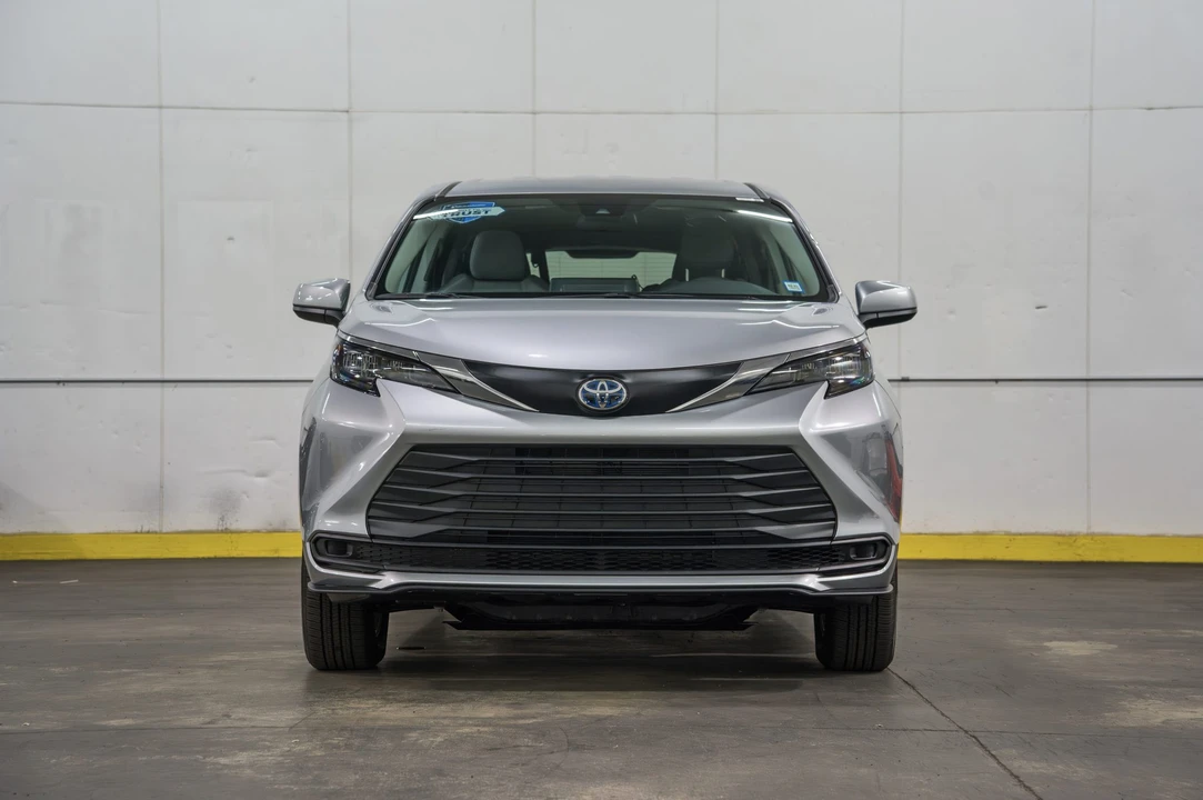 2024 Toyota Sienna 4th Gen - Image 11 of 31