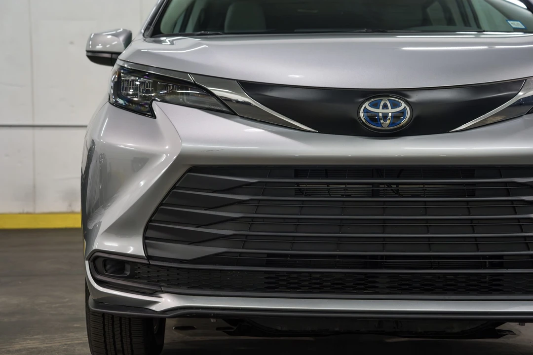 2024 Toyota Sienna 4th Gen - Image 17 of 31