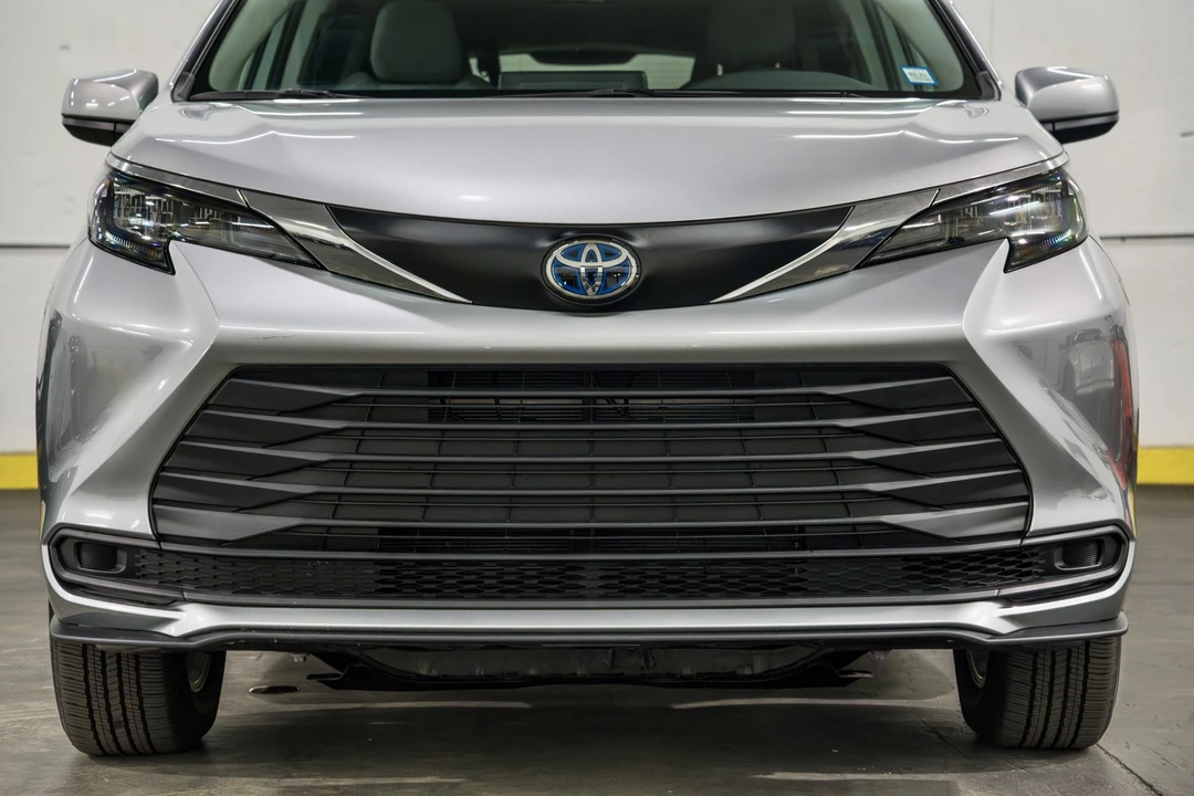 2024 Toyota Sienna 4th Gen - Image 13 of 31