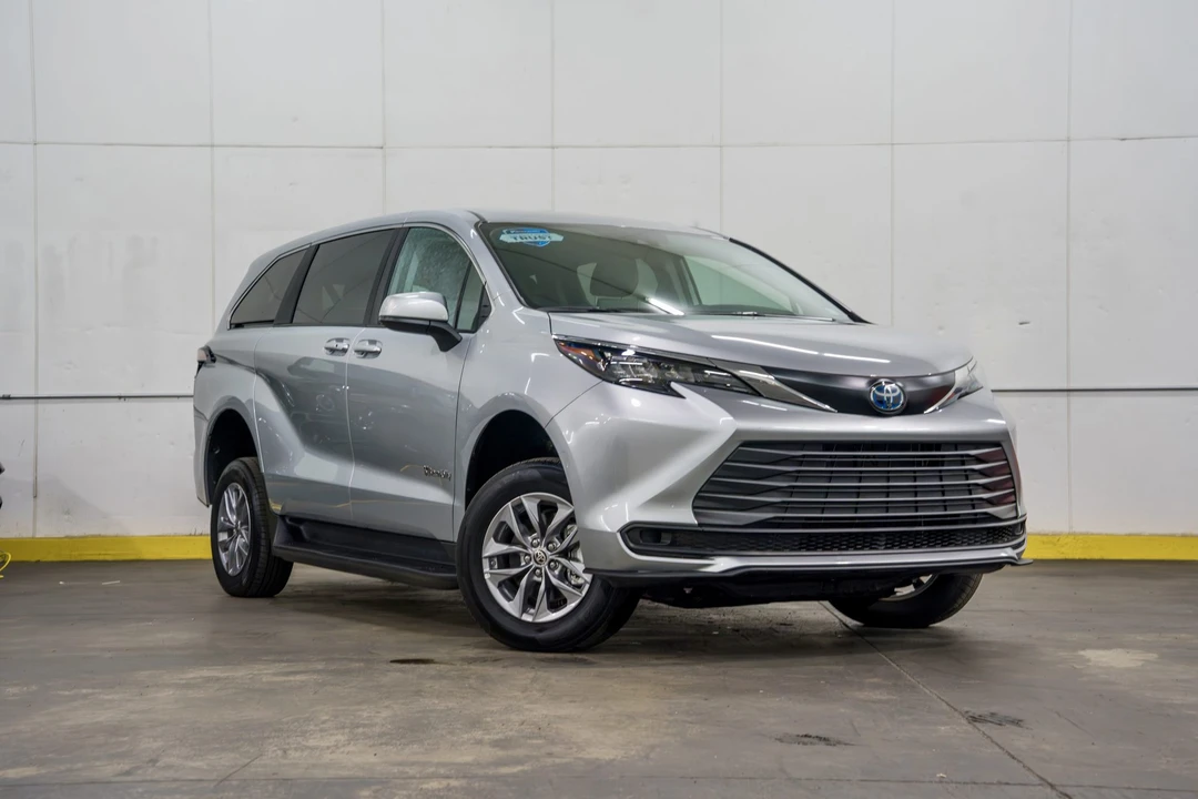 2024 Toyota Sienna 4th Gen - Image 10 of 31