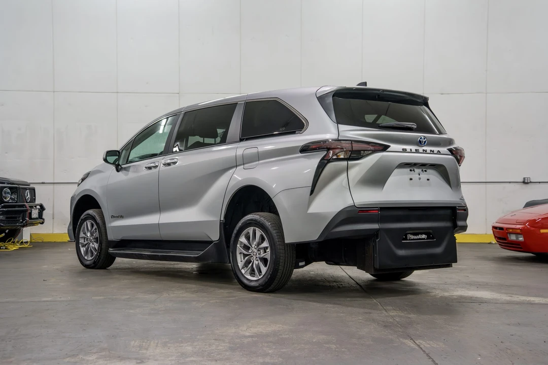 2024 Toyota Sienna 4th Gen - Image 5 of 31