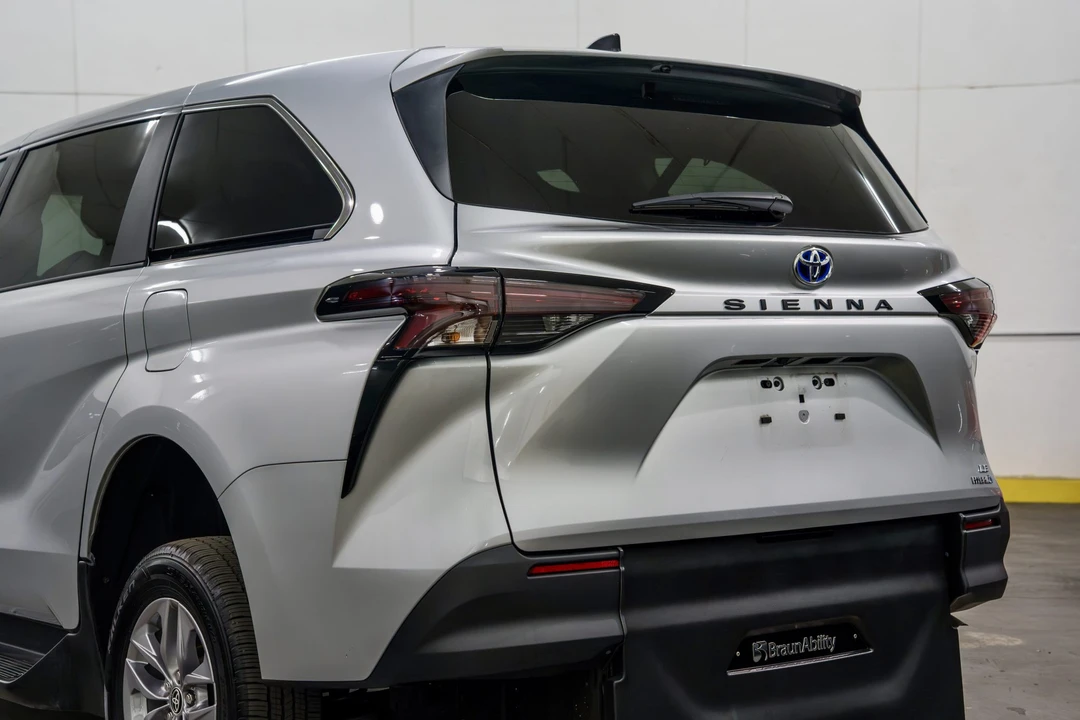 2024 Toyota Sienna 4th Gen - Image 23 of 31