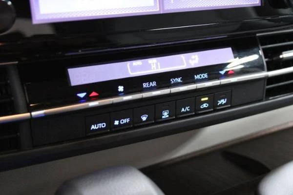 2024 Toyota Sienna 4th Gen - Image 16 of 21