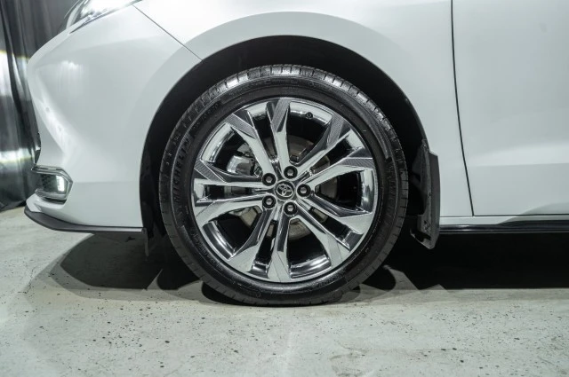 2024 Toyota Sienna 4th Gen - Image 7 of 12