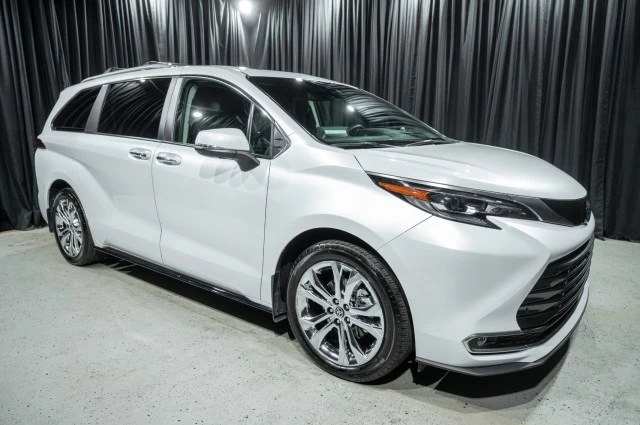 2024 Toyota Sienna 4th Gen - Image 3 of 12