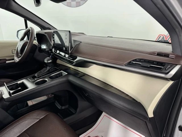 2024 Toyota Sienna 4th Gen - Image 12 of 21