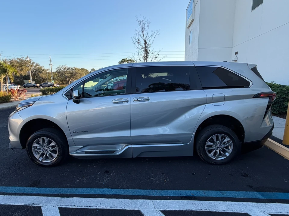 2024 Toyota Sienna 4th Gen - Image 9 of 21