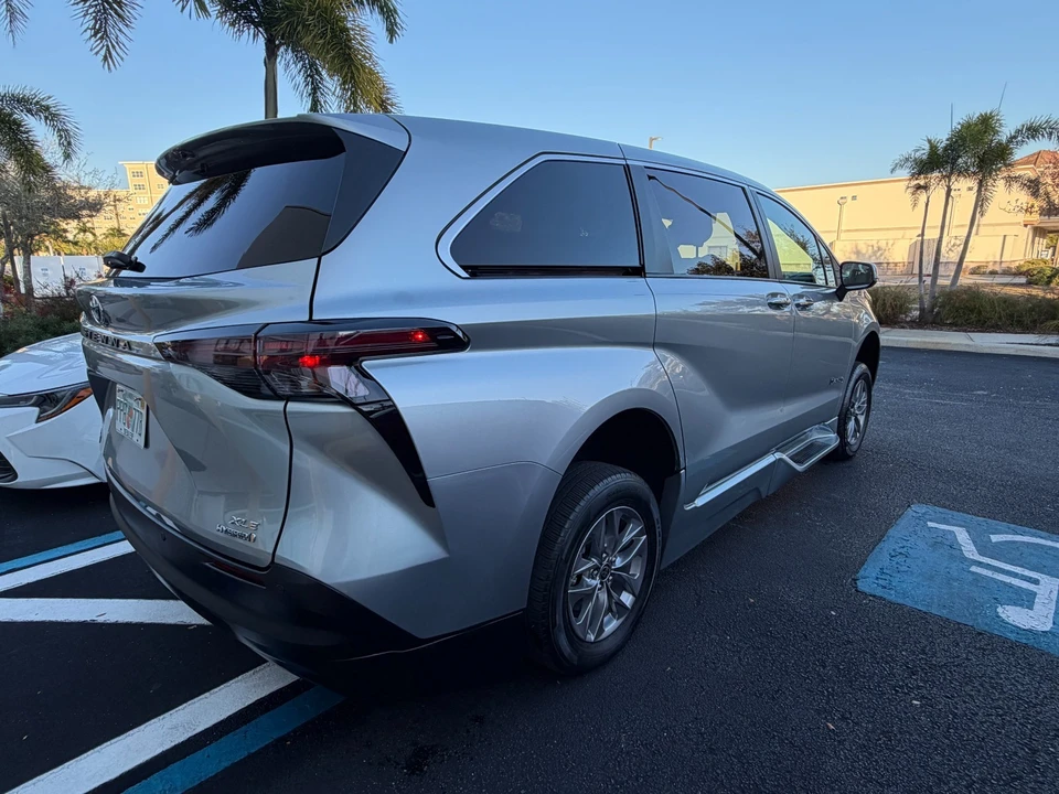 2024 Toyota Sienna 4th Gen - Image 6 of 21
