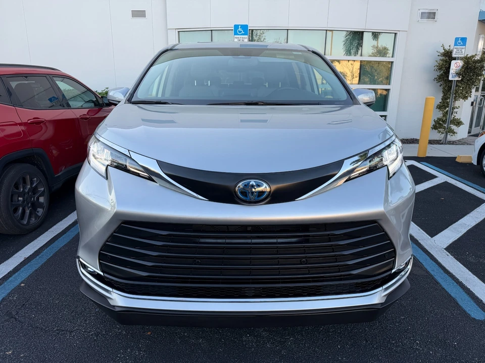 2024 Toyota Sienna 4th Gen - Image 11 of 21