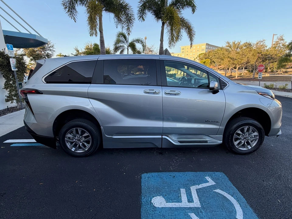 2024 Toyota Sienna 4th Gen - Image 5 of 21