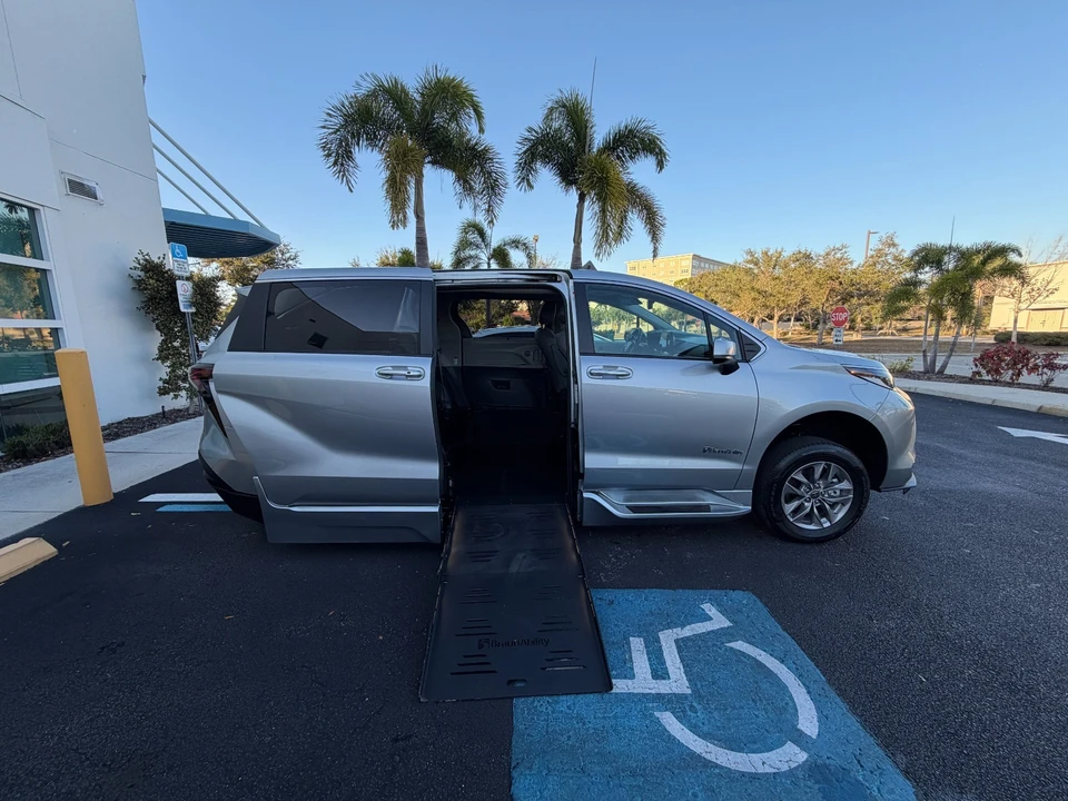 2024 Toyota Sienna 4th Gen - Image 2 of 21