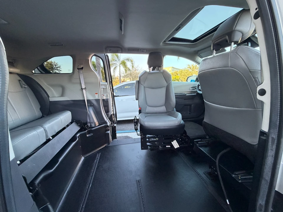 2024 Toyota Sienna 4th Gen - Image 14 of 21