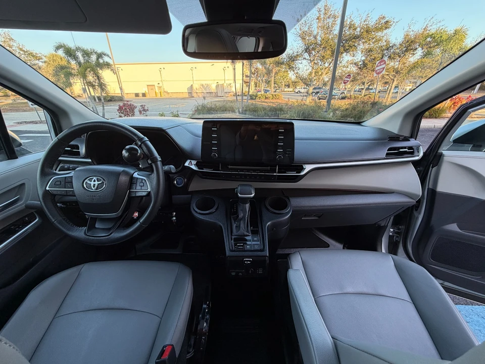 2024 Toyota Sienna 4th Gen - Image 17 of 21