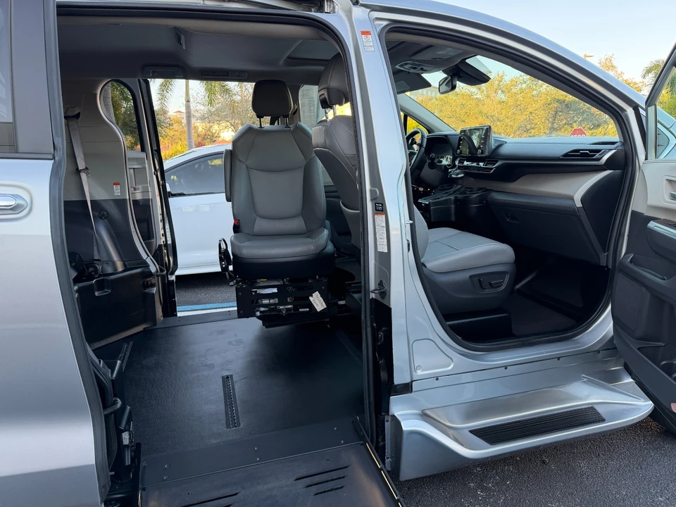 2024 Toyota Sienna 4th Gen - Image 13 of 21
