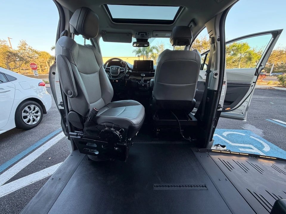 2024 Toyota Sienna 4th Gen - Image 16 of 21