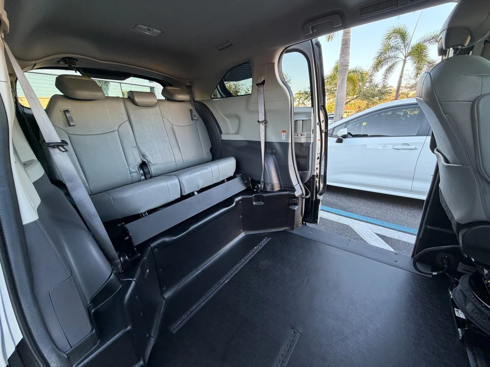 2024 Toyota Sienna 4th Gen - Image 12 of 21