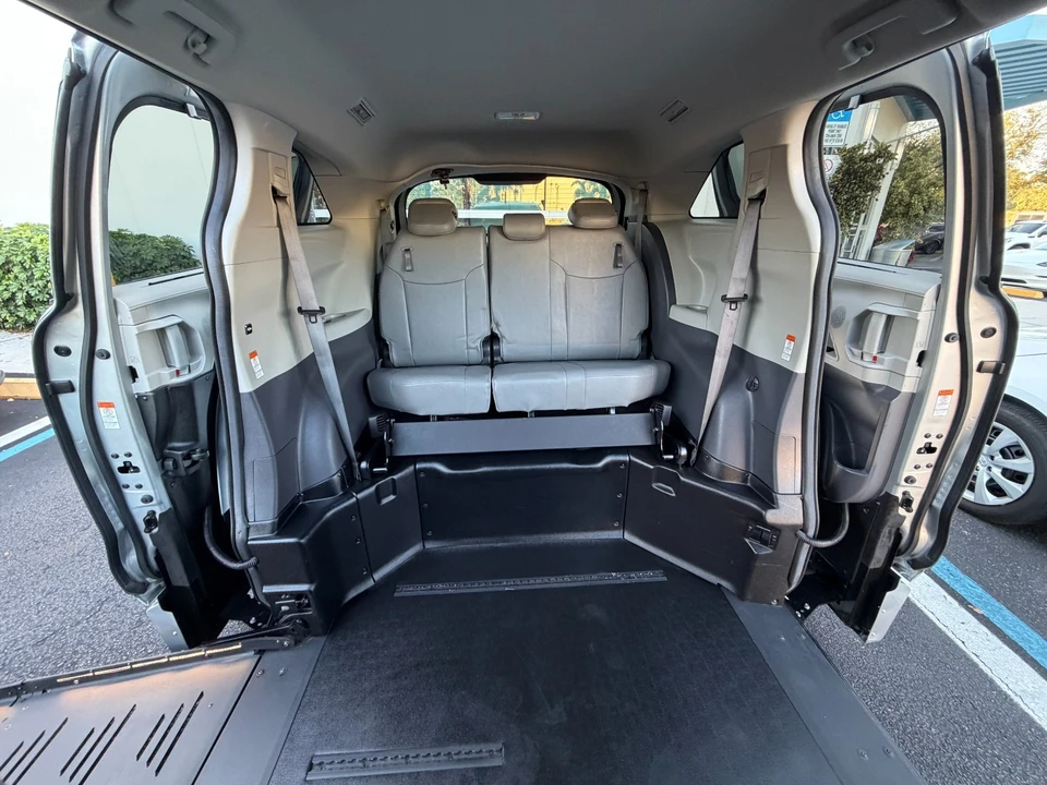 2024 Toyota Sienna 4th Gen - Image 18 of 21