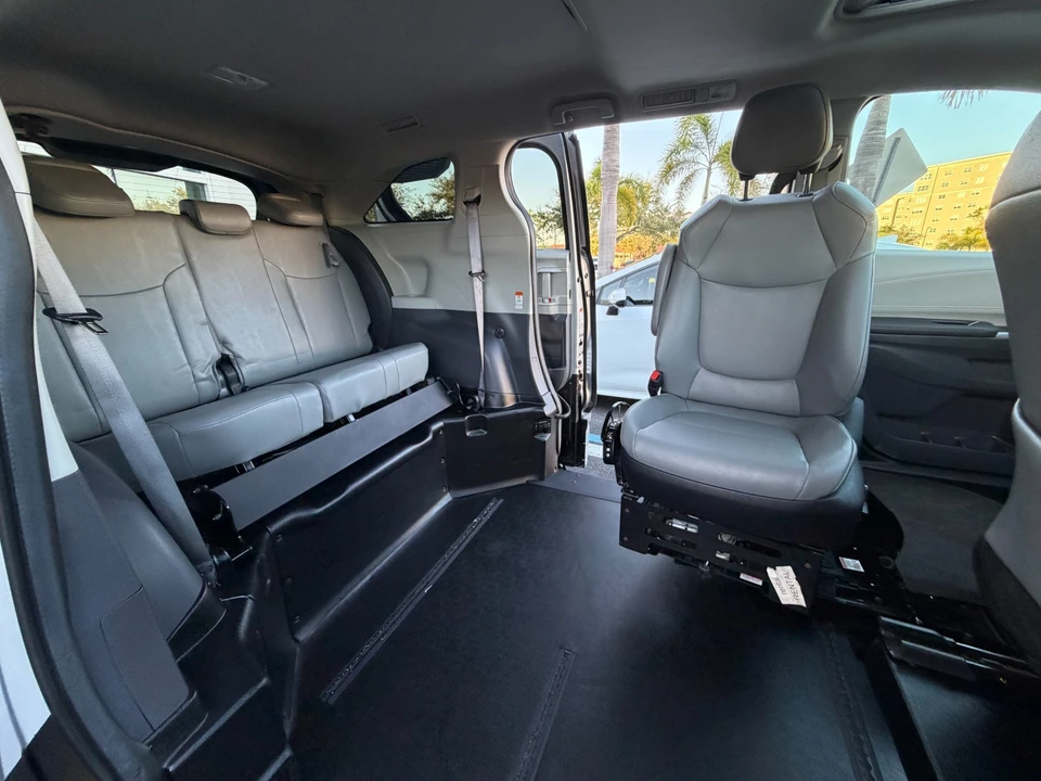 2024 Toyota Sienna 4th Gen - Image 15 of 21