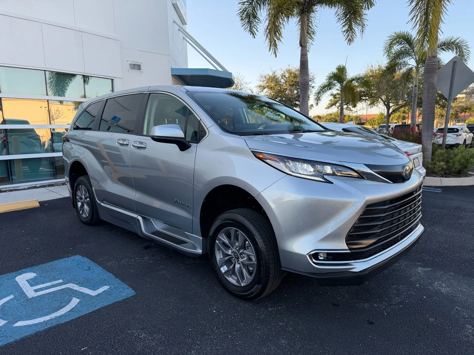 2024 Toyota Sienna 4th Gen - Image 4 of 21