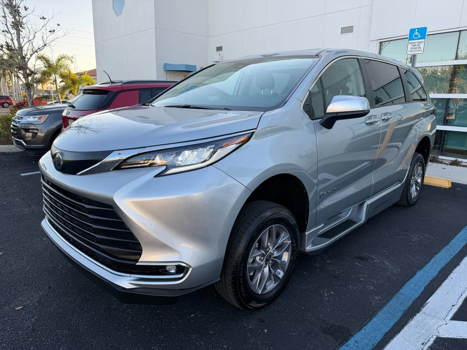 2024 Toyota Sienna 4th Gen - Image 10 of 21