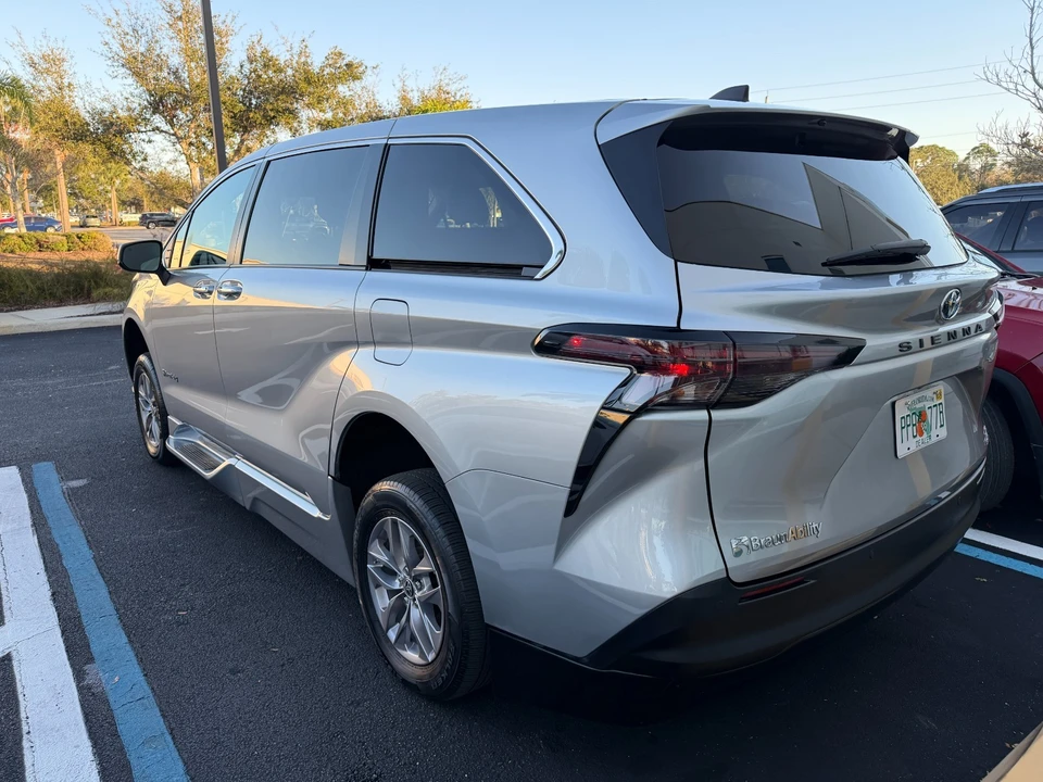 2024 Toyota Sienna 4th Gen - Image 8 of 21