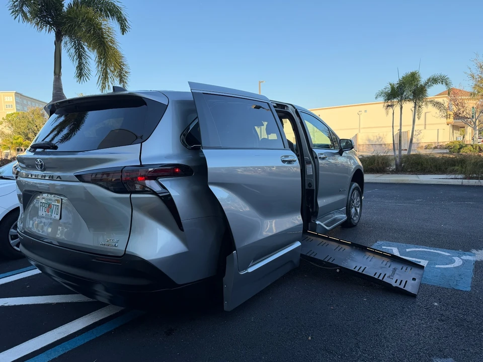 2024 Toyota Sienna 4th Gen - Image 3 of 21