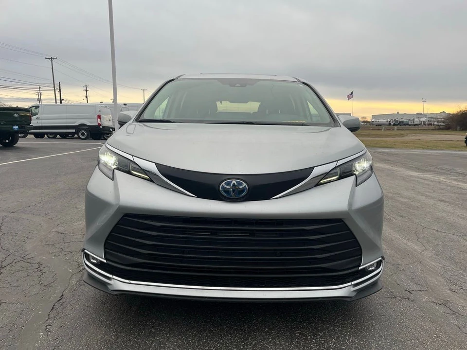2024 Toyota Sienna 4th Gen - Image 9 of 12