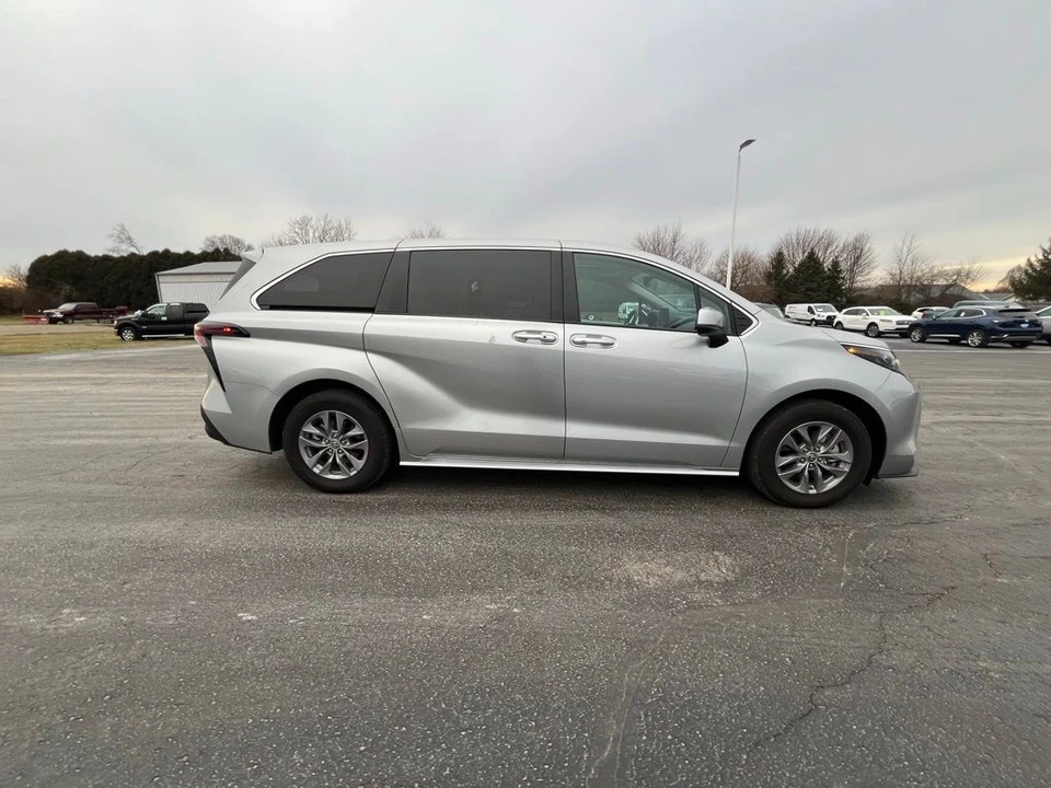 2024 Toyota Sienna 4th Gen - Image 2 of 12