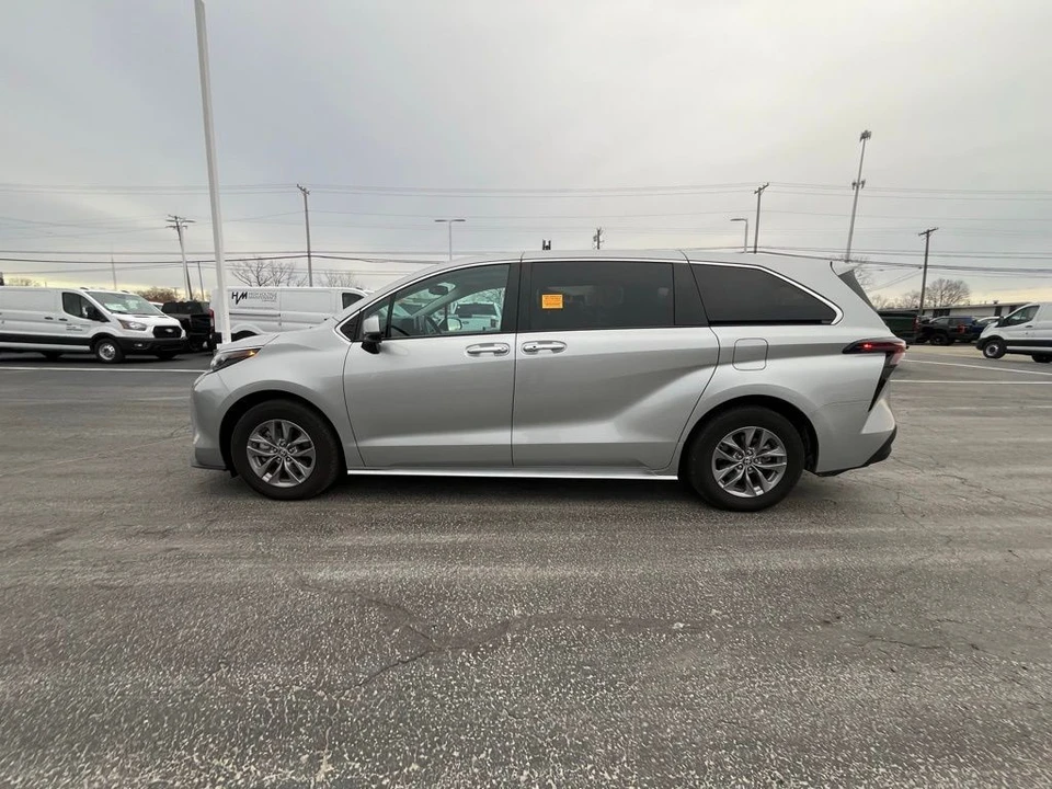 2024 Toyota Sienna 4th Gen - Image 7 of 12