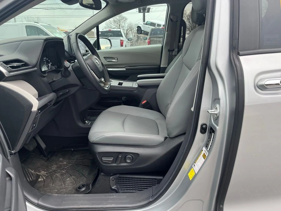 2024 Toyota Sienna 4th Gen - Image 10 of 12