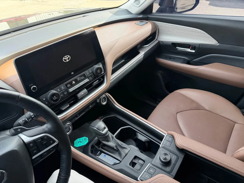 2024 Toyota Highlander - Image 8 of 10