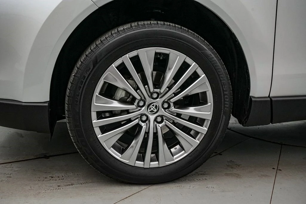2024 Toyota Venza - Image 11 of 21
