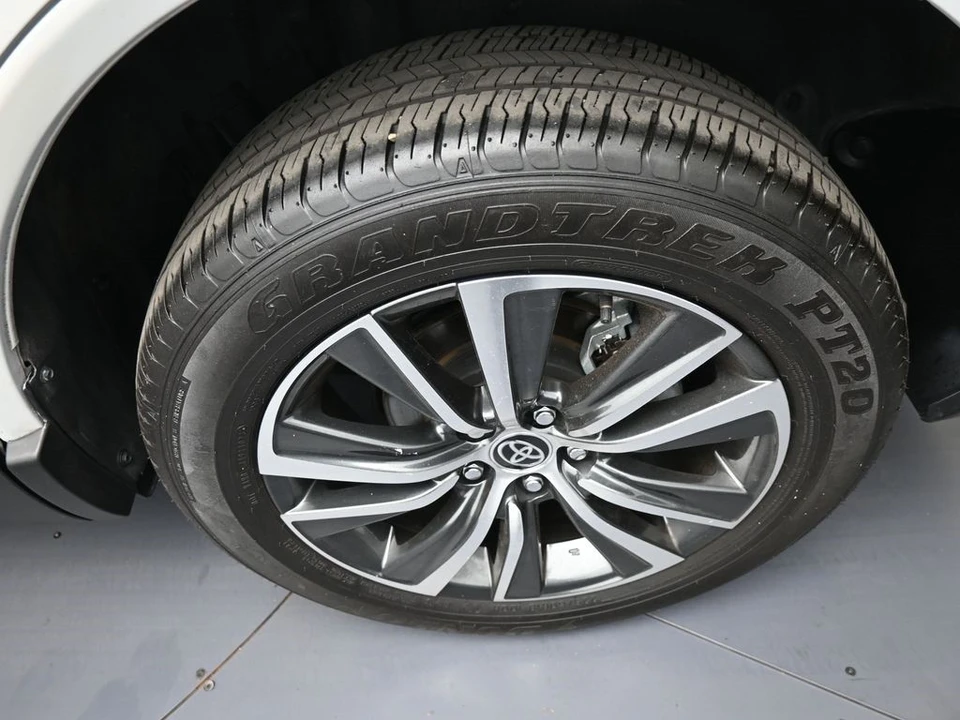 2024 Toyota Venza - Image 15 of 21