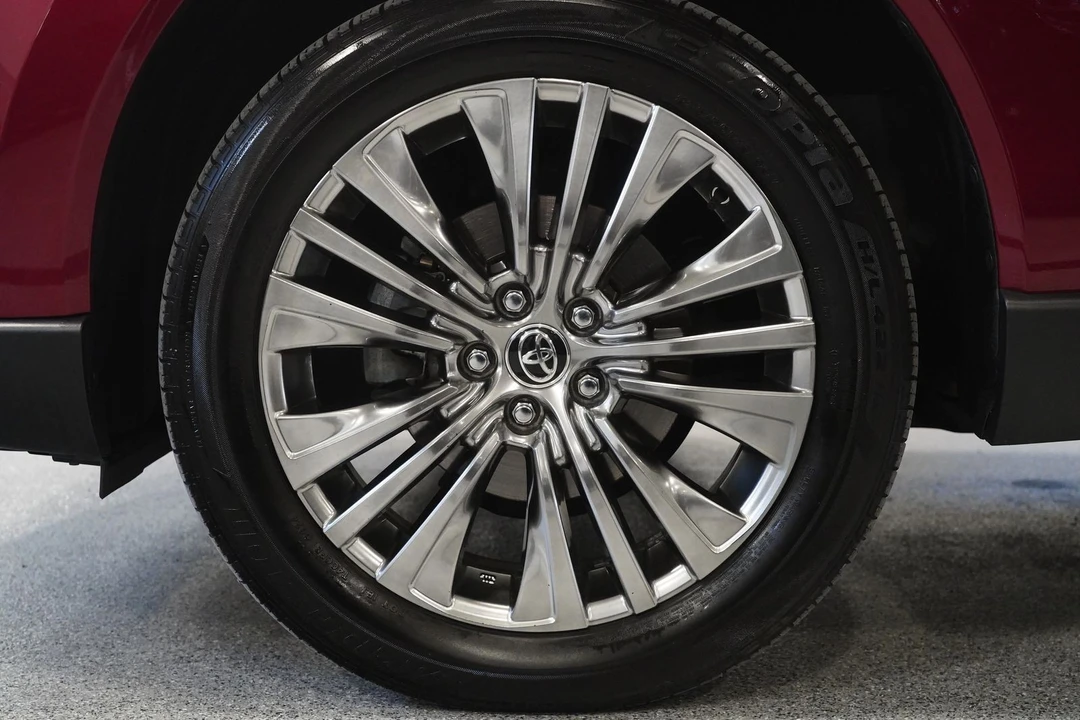 2024 Toyota Venza - Image 8 of 12