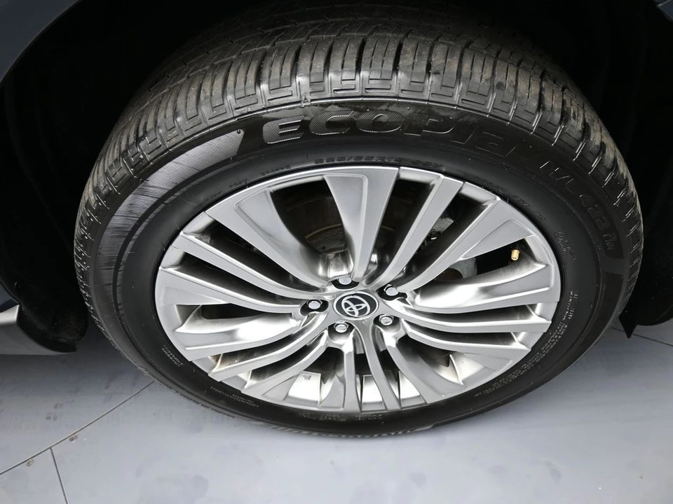 2024 Toyota Venza - Image 13 of 21