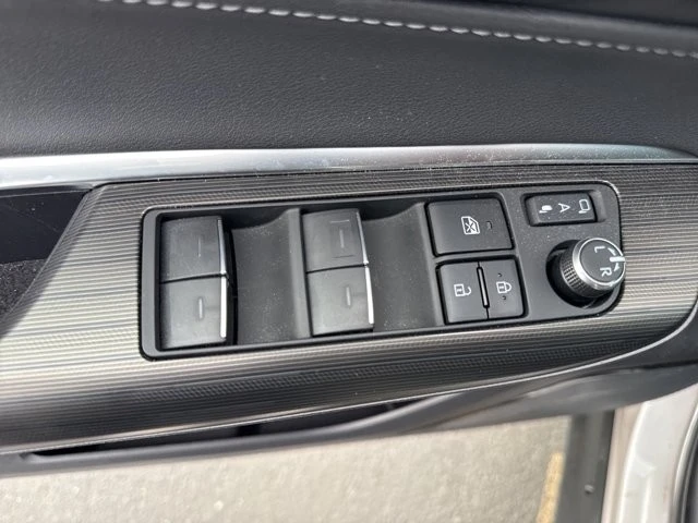 2024 Toyota Venza - Image 7 of 12