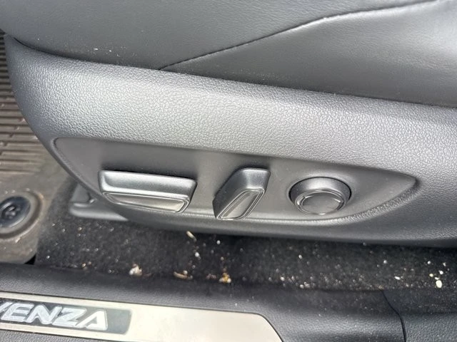 2024 Toyota Venza - Image 8 of 12