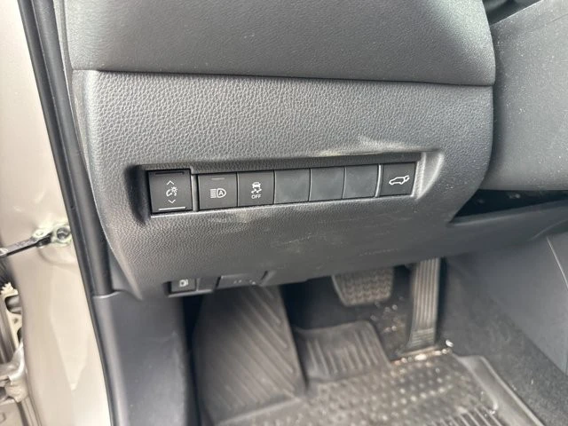 2024 Toyota Venza - Image 9 of 12