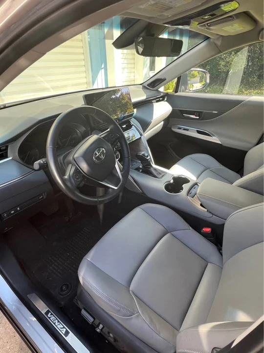 2024 Toyota Venza - Image 6 of 10