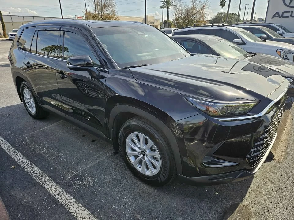 2024 Toyota Highlander - Image 2 of 8