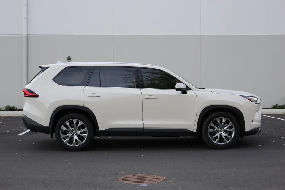 2024 Toyota Highlander - Image 2 of 17