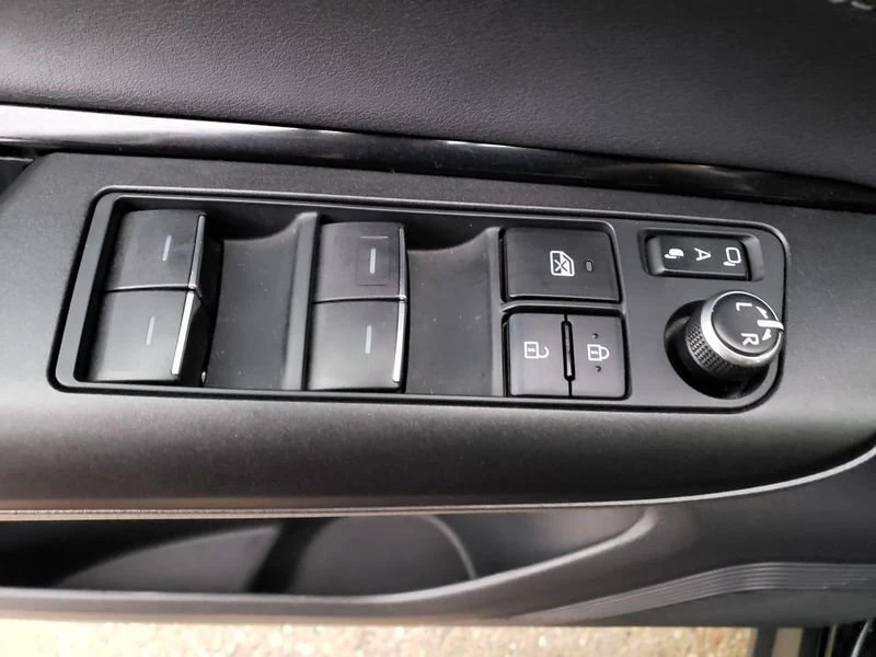 2024 Toyota Venza - Image 9 of 19